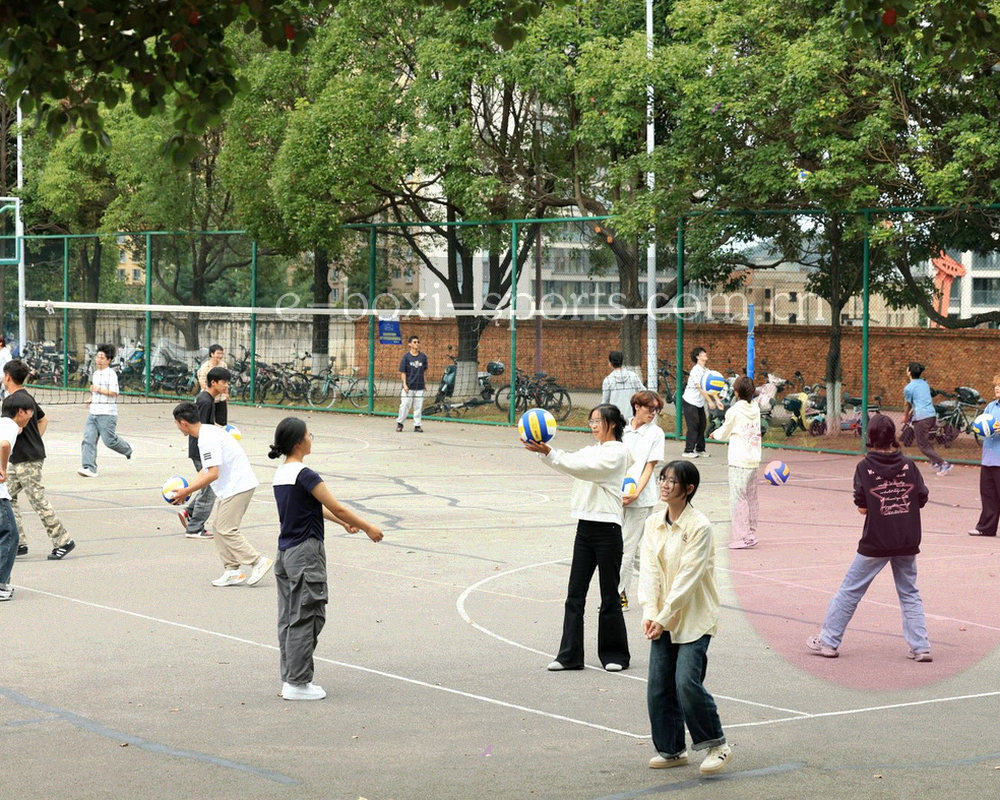 桌面上摊开的联络卡片、信封与一只水杯，暖色台灯从侧面照过来